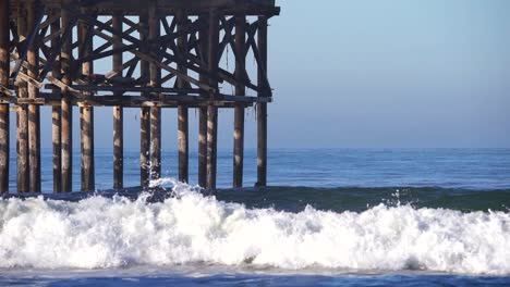 Surfen-Im-Pazifischen-Ozean-In-San-Diego,-Kalifornien