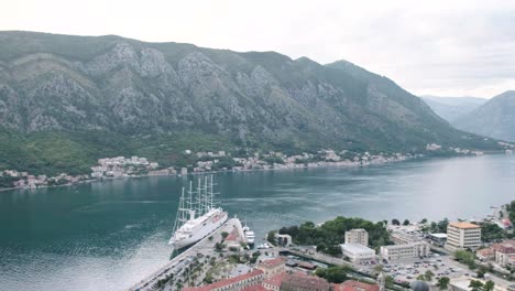 Schöne-Bucht-Von-Kotor-In-Montenegro-Während-Eines-Sonnenuntergangs-Auf-Dem-Balkan