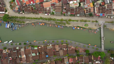 Aerial-view-of-the-river-that-cross-the-city,-the-houses-and-the-boats-in-the-small-city-Hot-An,-Vietnam
