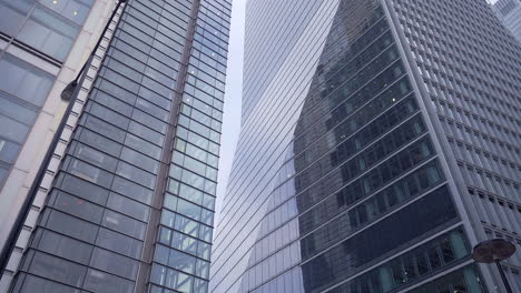 Blick-Auf-Einen-Aufzug-Durch-Die-Glasfenster-Der-Londoner-City