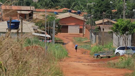 Mujer-Camina-Descalza-Por-Un-Camino-De-Tierra-En-Un-Barrio-Empobrecido-En-Las-Zonas-Rurales-De-Brasil