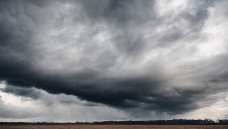 Dunkle-Stürmische-Wolken-über-Den-Feldern