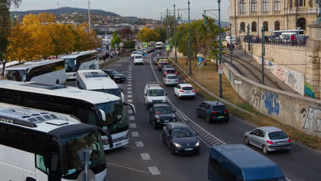 Autos-Fahren-Im-Stau-In-Der-Nähe-Des-Busbahnhofs-In-Der-Stadt-Budapest,-Ungarn