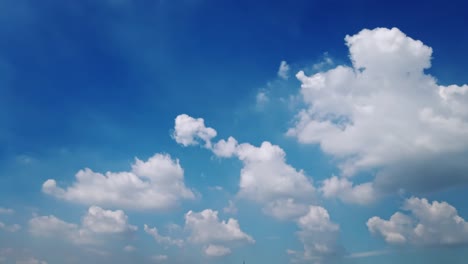 Nubes-Hinchadas-Blancas-Y-Lapso-De-Tiempo-Del-Cielo-Azul-Con-Una-Segunda-Duración-Larga-Para-El-Fondo-Y-Los-Gráficos-A-La-Luz-Del-Día