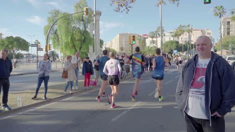 Menschen,-Die-Marathonläufer-In-Malaga,-Spanien,-Anfeuern---Weitwinkelaufnahme