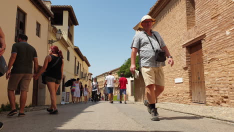 Tourists-visit-Alcaiceria-in-Alhambra,-Granada