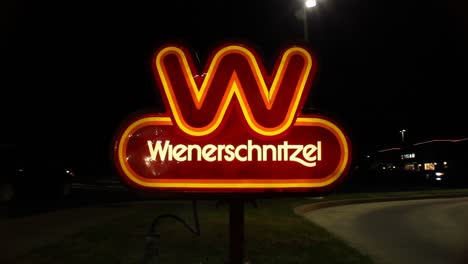 Wienerschnitzel-Hot-Dog-Restaurante-De-Comida-Rápida-Signo-Noche