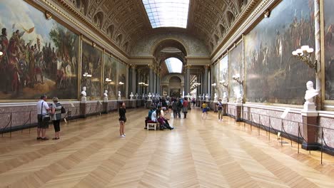 Interior-of-the-art-galleries-of-the-Versailles-Palace,-in-Paris,-France
