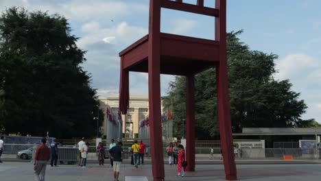 Genf,-Schweiz---Das-Symbolträchtige-Denkmal-Des-Zerbrochenen-Stuhls---Schwenk