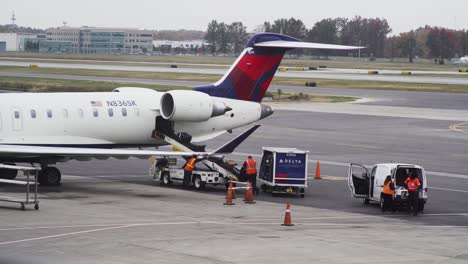 Das-Bodenpersonal-Von-Delta-Airlines-Lädt-Das-Gepäck-Der-Passagiere-Vor-Dem-Start-Vom-Internationalen-Flughafen-Columbus-In-Einen-Jet