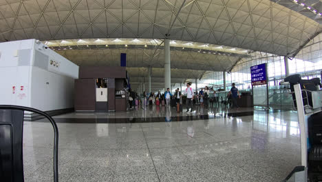 Hong-Kong-China,-Alrededor:-Gente-Abarrotada-En-El-Aeropuerto-De-Hong-Kong