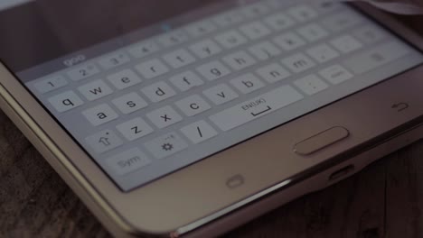 Dedos-Escribiendo-En-Un-Teclado-Digital-De-Tableta-De-Computadora