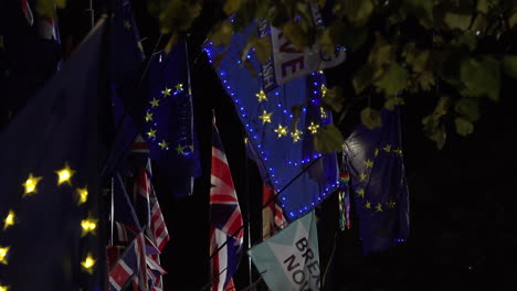 --Blaue-Flaggen-Der-Europäischen-Union-Mit-Beleuchteten-Gelben-Sternen-Werden-Jede-Nacht-Durch-Ein-Blätterdach-Geflogen-Und-Gesehen