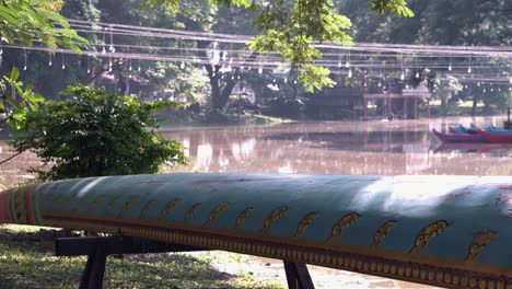 Buntes-Boot-Mit-Einem-Fluss-Im-Hintergrund-Während-Des-Wasserfestes