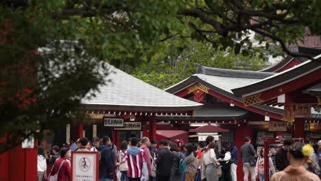 Slow-motion-shot-of-japanese-people-and-tourists-visiting-Senso-ji-temple,-Tokyo