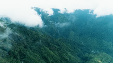 Dramatischer-Panoramablick-Mit-Grünen-Hängen-Der-Berge,-Die-Von-Großen-Wolken-Bedeckt-Sind,-Luftaufnahme