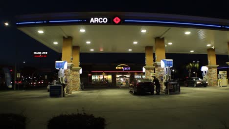 Arco-Tankstelle-Weite-Gründungsaufnahme-Nacht