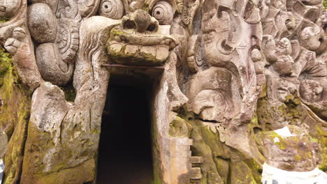 Ubud,-Bali,-Indonesien,-Elefantenhöhle,-Handgerät,-Außen---Innen-4k,-59,94-Frs-Pro-Sek