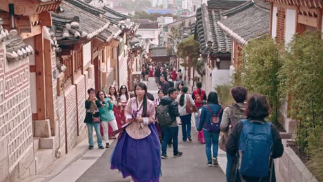 Touristen,-Die-Im-Dorf-Bukchon-Hanoak-In-Seoul-Spazieren-Gehen-Und-Fotos-Machen-Touristen,-Die-In-Einem-Traditionellen-Koreanischen-Dorf-Reisen