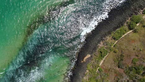 Waves-hitting-shoreline-in-Burleigh-Heads,-Gold-Coast