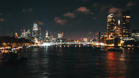 Zeitraffer-Von-London-Bei-Nacht-über-Der-Themse