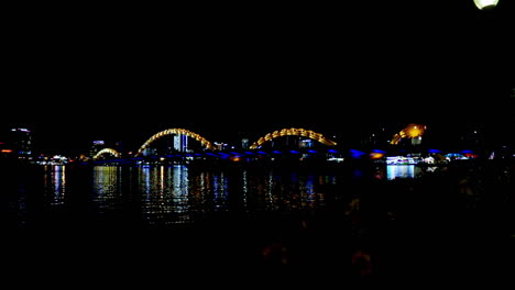 Nachts-In-Da-Nang-Stehen-Und-Auf-Die-Brücke-Schauen