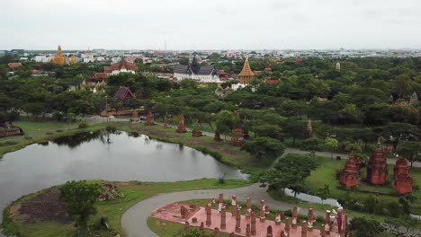 Luftbild-über-Das-Antike-Siam,-Auch-Bekannt-Als-Freilichtmuseum-Der-Antiken-Stadt-In-Der-Nähe-Von-Bangkok,-Mit-Nachbildungen-Berühmter-Und-Mythologischer-Buddhistischer-Wahrzeichen