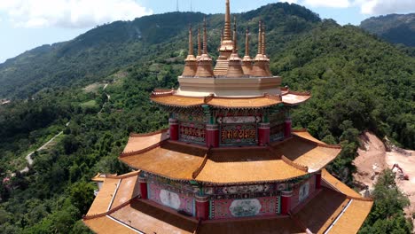 Kuan-Yin-Goddess-of-Mercy-Statue-building-detail-in-Kek-Lok-Si-Buddhist-temple,-Aerial-drone-tilt-down-reveal-shot