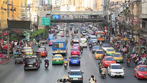 Stark-Befahrene-Straße-Mit-Verkehr-Im-Stadtzentrum-Von-Bangkok