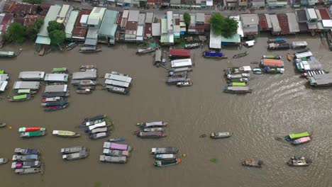 Cai-Rang-floating-market-in-the-Mekong-Delta,Vietnam