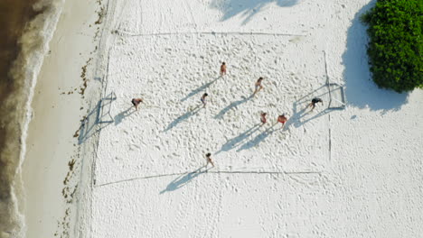 Menschen-Am-Strand-Von-Cancun-Spielen-Fußball-Neben-Dem-Strand-Und-Resort-Mit-Weißem-Sand