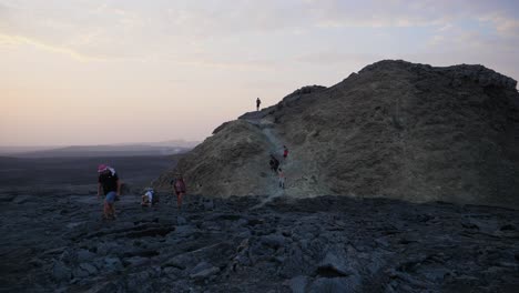Excursionistas-Bajando-Después-De-Llegar-Al-Cráter-Del-Volcán-Dallol-En-Etiopía