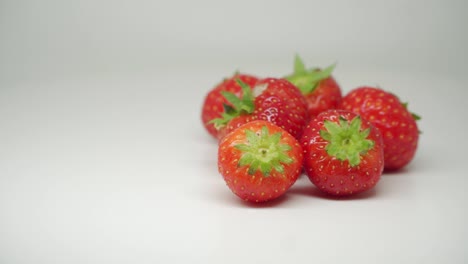 Sechs-Rote,-Köstliche-Und-Frische-Erdbeeren,-Die-Sich-Im-Uhrzeigersinn-Drehen---Nahaufnahme