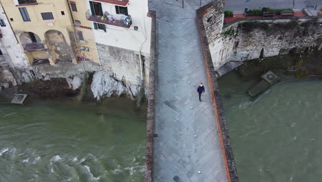 Gente-Caminando-En-Un-Puente-Sobre-Un-Río