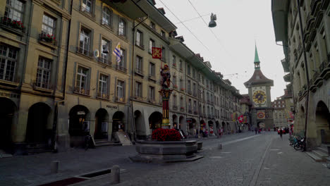 Berna-Suiza,-Alrededor-De:-Calle-Comercial-Con-Torre-Del-Reloj-En-La-Ciudad-De-Berna-En-Suiza