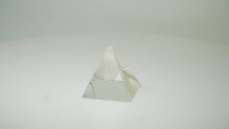 Un-Cristal-Piramidal-Tridimensional-Moviéndose-En-Un-Plato-Giratorio---Primer-Plano