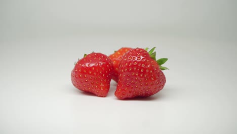 Drei-Köstliche-Rote-Erdbeeren-An-Der-Spitze-Des-Tisches---Nahaufnahme
