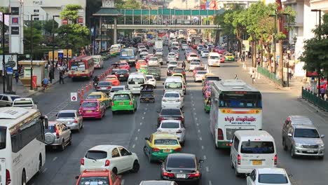 Mehrspurige-Straße-Mit-Stau-Im-Stadtzentrum-Von-Bangkok-Verstopft