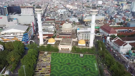 Antena-Sobre-La-Gran-Mezquita-De-Bandung-Hacia-La-Ciudad-De-Bandung,-Java,-Indonesia