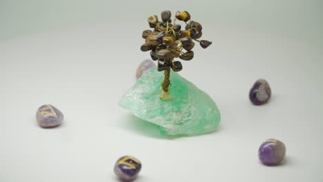 Wunderschöner-Kristallbaum-Mit-Schwarzem-Edelstein-Auf-Seinen-Zweigen,-Umgeben-Von-Fünf-Violetten-Kristallen---Nahaufnahme