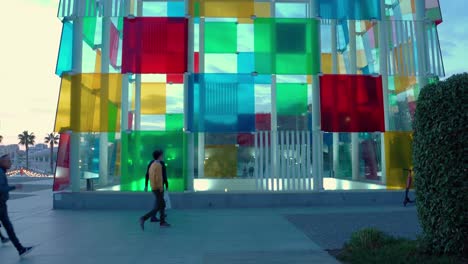 Menschen-Gehen-Durch-Das-Centre-Pompidou-Malaga,-Spanien