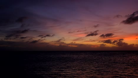 Wunderschöner-Bunter-Ozeansonnenuntergang-In-Der-Tropischen-Karibik,-Von-Links-Nach-Rechts-Schwenkend
