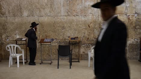 Judío-Ortodoxo-Orar-Al-Muro-Occidental-De-Jerusalén