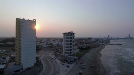 Luftaufnahme-Von-Einer-Sonnenuntergangsdrohne-Im-Hafen-Von-Veracruz,-Mit-Der-Sonne-Am-Horizont