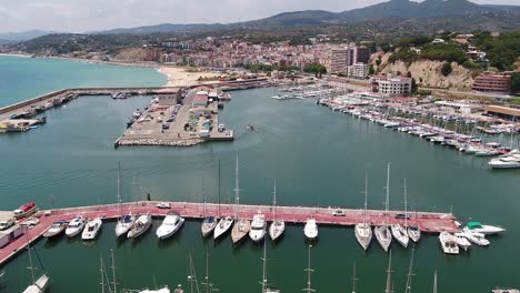 Malerisches-Hafengebiet-Von-Arenys-De-Mar-In-Barcelona-Spanien---Luftaufnahme