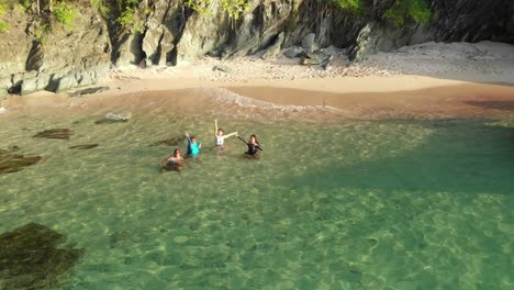 Luftaufnahme-Eines-Touristen,-Der-An-Einem-Abgelegenen-Rosa-Sandstrand-Schwimmt,-Der-Nur-Mit-Dem-Boot-Auf-Der-Karibischen-Insel-Tobago-Erreichbar-Ist