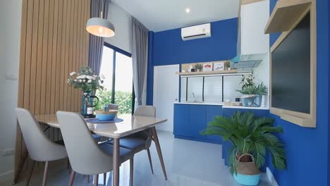 Schöner-Blauer-Wohndekorations-Essbereich