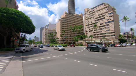 Verkehrsstraße-Mit-Vorbeifahrenden-Autos-Und-Luxusgebäuden-In-Hawaii
