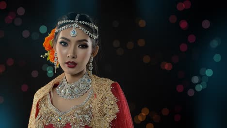 Schöne-Und-Mysteriöse-Frau-In-Traditionellen-Indischen-Hochzeits-Sari-Posiert-Glamour-Porträts-Mit-Bokeh-Und-Lichtern-Im-Hintergrund
