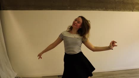 Nahaufnahme-Talentierte-Teenager-Tänzerin-Tanzen